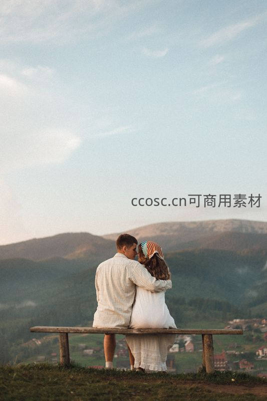山巅长椅上相拥的恋人