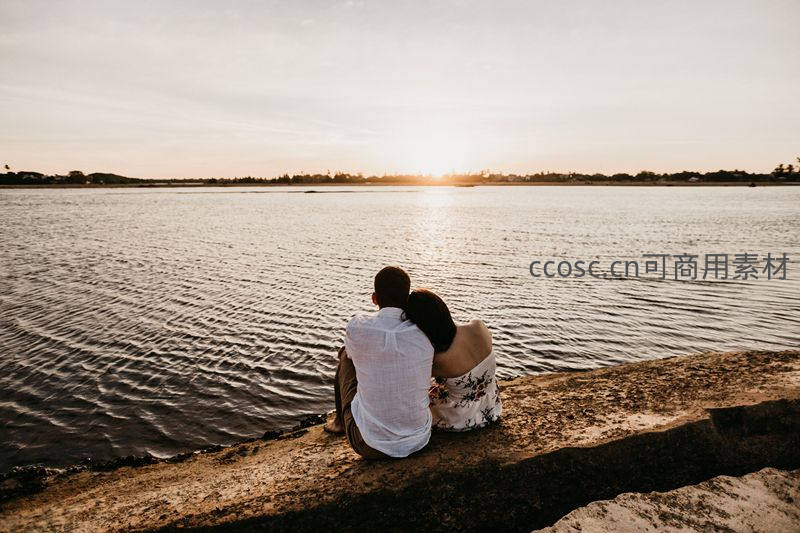 夕阳湖畔依偎的情侣背影