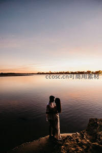 湖边剪影中的深情拥吻