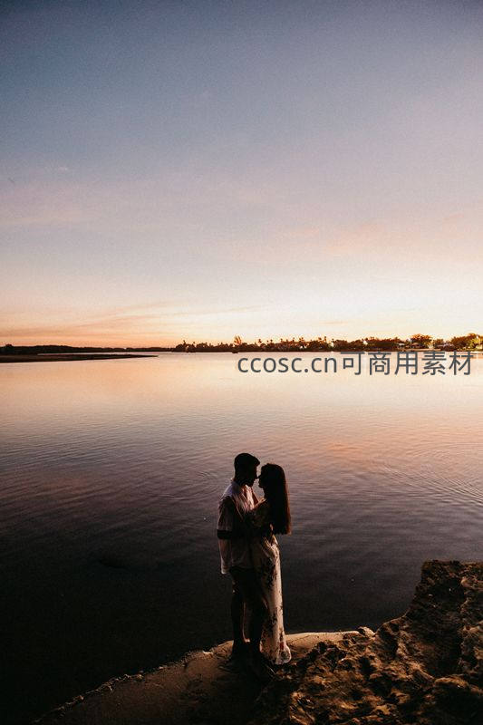 湖边剪影中的深情拥吻