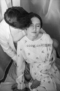 黑白光影中的亲密拥抱