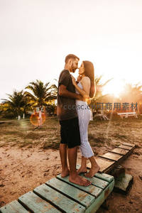 夕阳海滩情侣相拥浪漫时刻