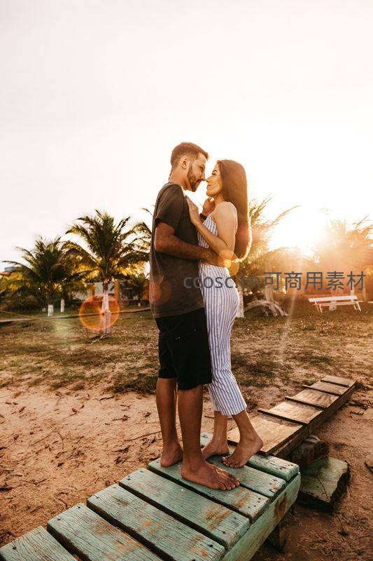 夕阳海滩情侣相拥浪漫时刻