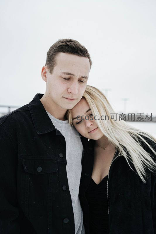 雪地情侣静谧相依温情时刻