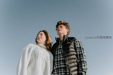 蓝天之下情侣仰望梦想远方