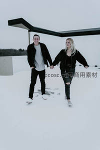 雪地牵手奔跑欢笑瞬间