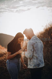 夕阳下情侣温馨互动的浪漫瞬间