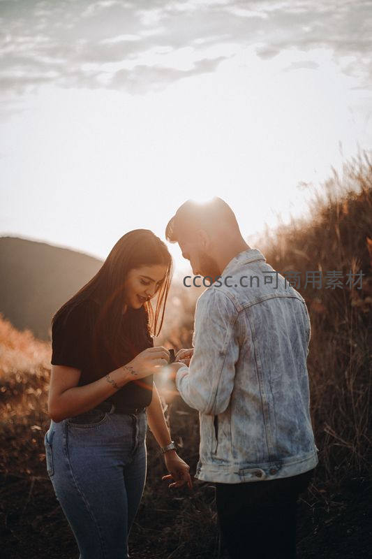 夕阳下情侣温馨互动的浪漫瞬间