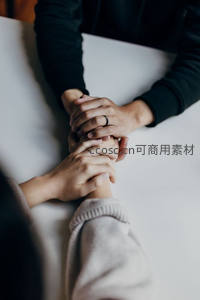 双手紧握传递爱意，简约背景凸显情感温度