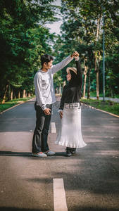 公路中央共舞旋转，绿荫环绕定格幸福时刻