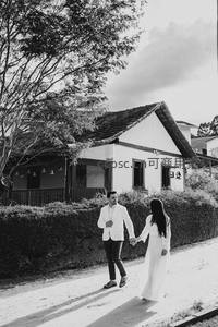 黑白影像中牵手漫步乡间小路