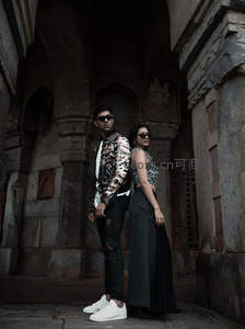 古建筑拱廊中时尚情侣酷炫摆拍