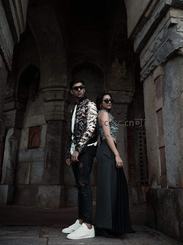 古建筑拱廊中时尚情侣酷炫摆拍