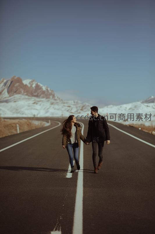 雪山公路牵手漫步的浪漫情侣