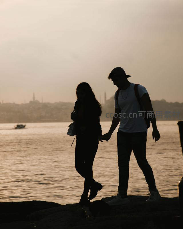 黄昏水岸剪影中的甜蜜情侣