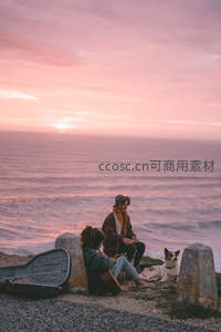 海边日落时分的音乐与陪伴