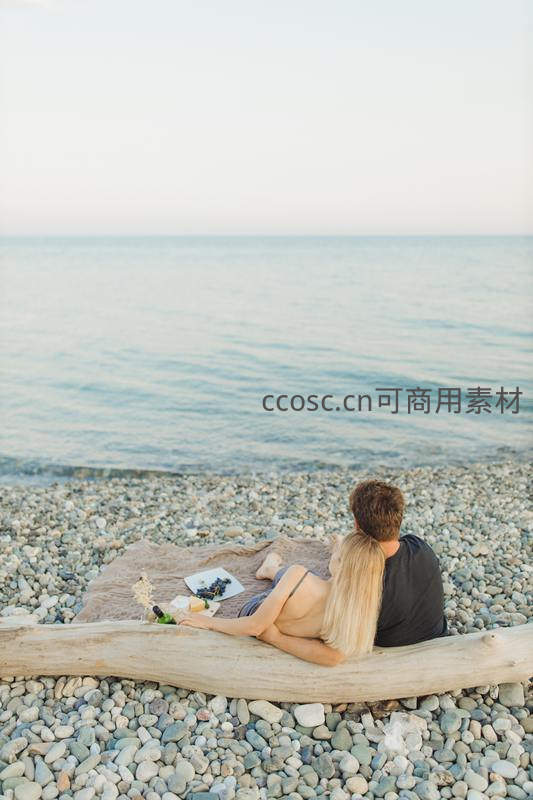 情侣海边依偎，共享宁静日落