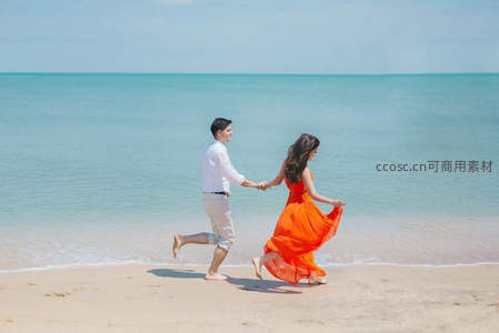情侣沙滩奔跑，红裙飞扬如火