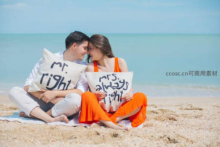 海滩拥吻情侣，抱枕写满甜蜜爱语