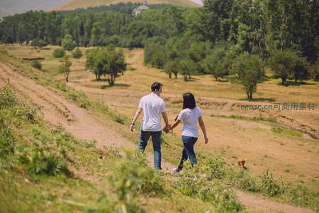乡间小径携手漫步，远山绿树为伴
