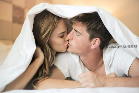 被窝里的甜蜜吻别，温馨浪漫瞬间