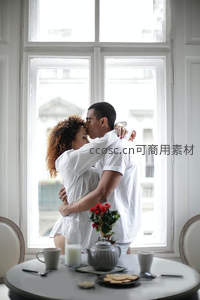 窗边早餐时光，恋人深情拥抱亲吻