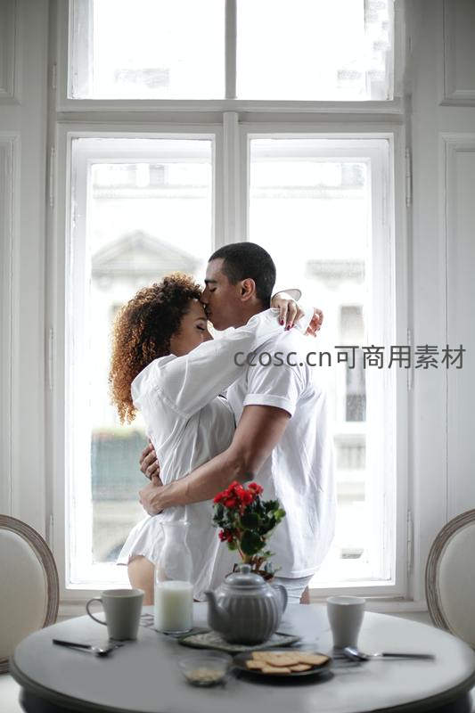 窗边早餐时光，恋人深情拥抱亲吻