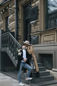 街角台阶上的浪漫一吻，复古建筑为伴