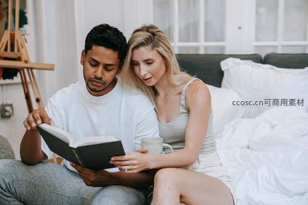 情侣床上共读温馨居家时光