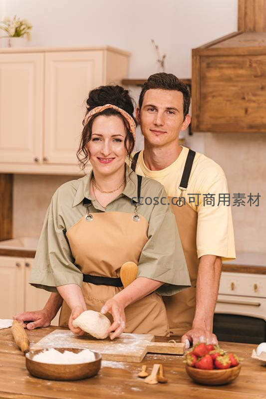 情侣厨房烘焙温馨时刻