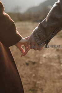 牵手漫步夕阳下的田野