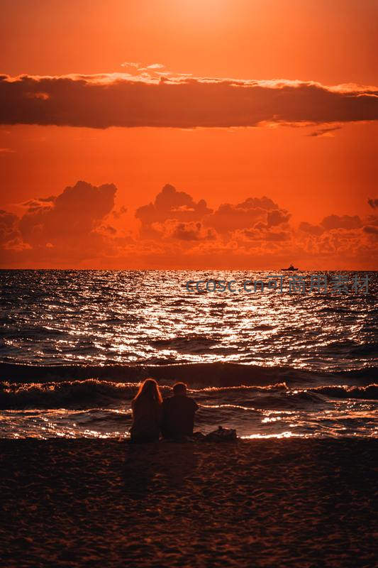 海边日落情侣剪影相伴