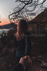 牵手登高共赏日落山景