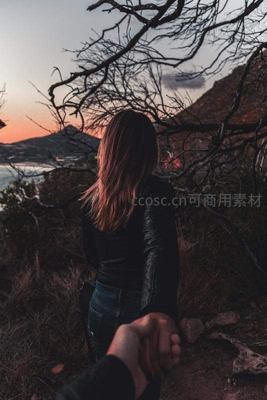 牵手登高共赏日落山景