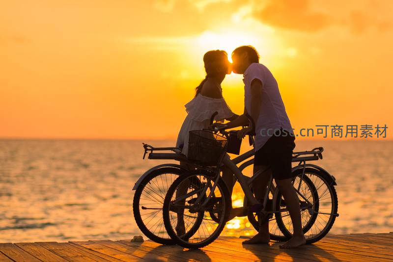 日落时分情侣在木栈道亲吻