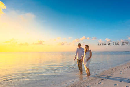 夕阳海滩情侣漫步浪漫时光