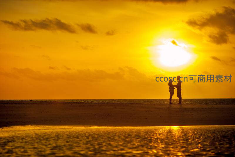 日落剪影情侣相拥海边