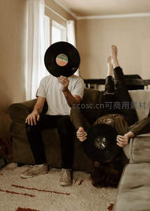 居家情侣玩黑胶唱片趣味