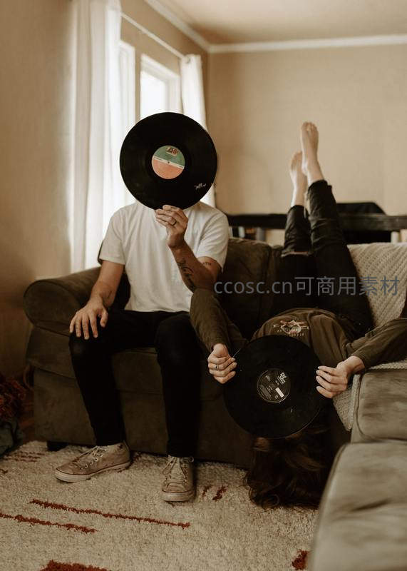 居家情侣玩黑胶唱片趣味