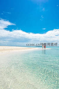 碧海蓝天情侣牵手漫步