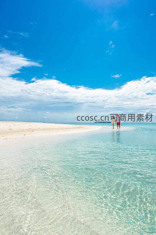 碧海蓝天情侣牵手漫步