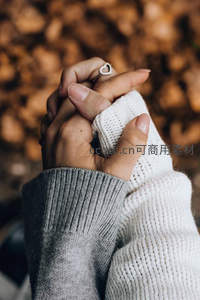 秋日暖阳下紧握的双手，传递无声的爱意与温暖