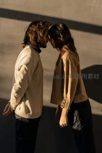 光影下的情侣深情对视瞬间