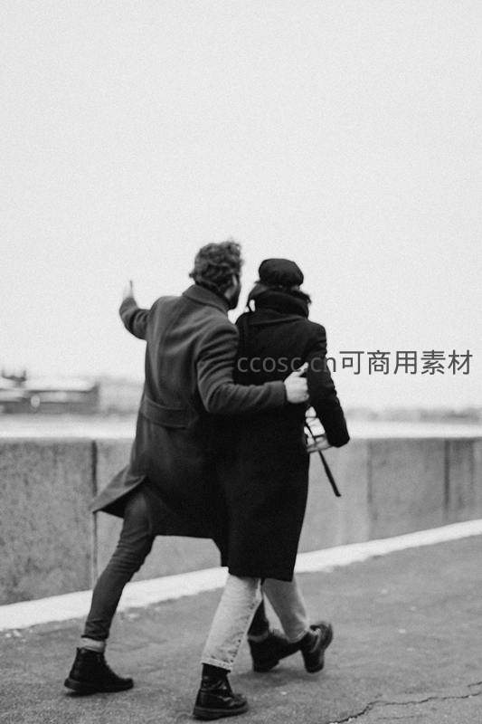 黑白街景中情侣背影漫步