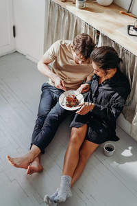 地板共享早餐，甜蜜二人世界