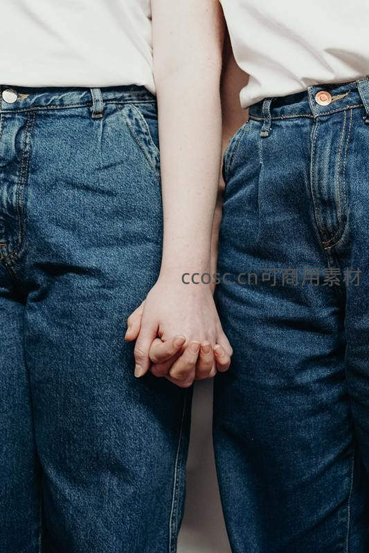 牵手特写，牛仔裤下的温柔承诺