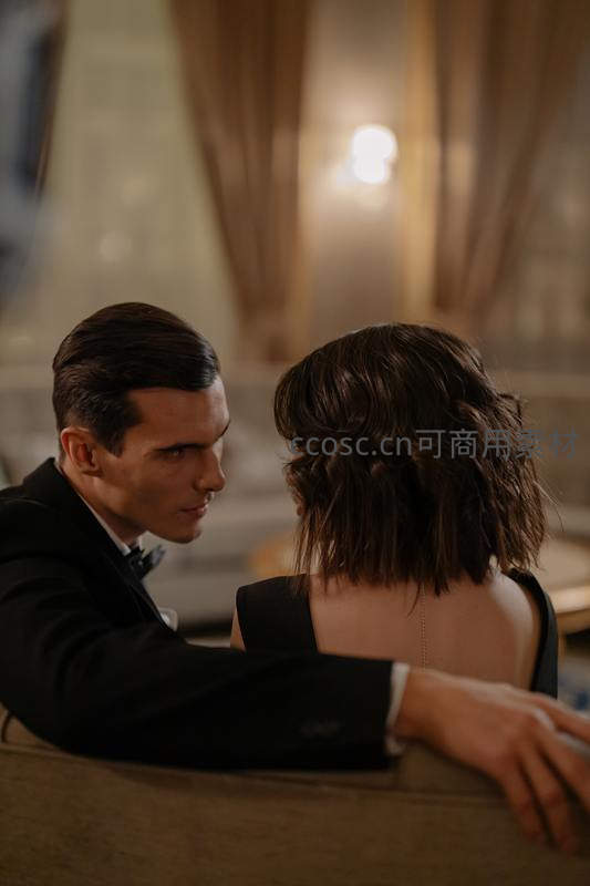 优雅情侣在宴会厅深情对视