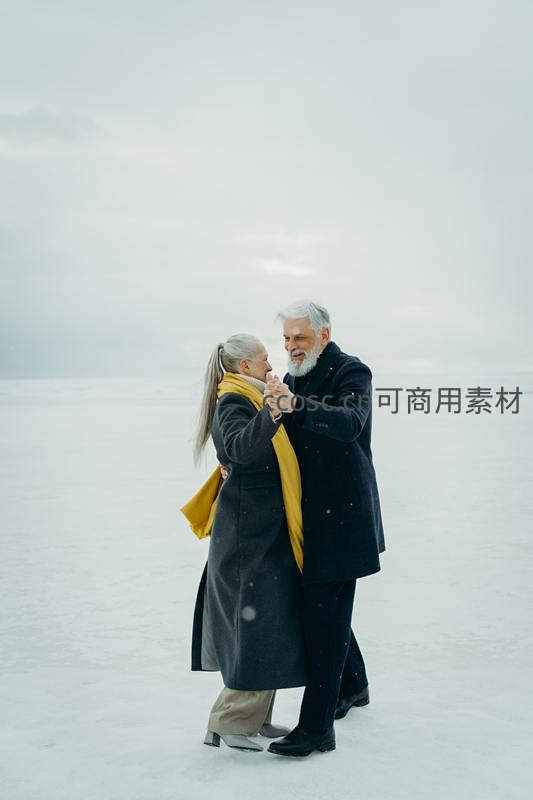 雪地共舞的白发恋人