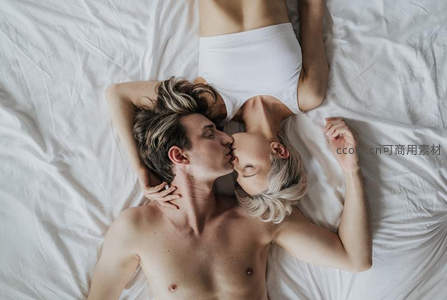 床上亲吻的恋人，温馨浪漫时刻