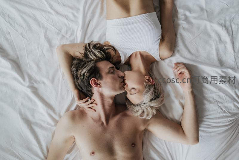 床上亲吻的恋人，温馨浪漫时刻
